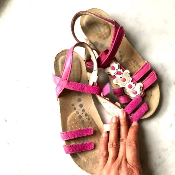 Girl’s Clark Pink and white Leather Sandals 2.5 - Picture 7 of 7